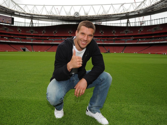 Sau khi đặt bút kí hợp đồng, Podolski đã làm một tour dạo quanh Emirates.